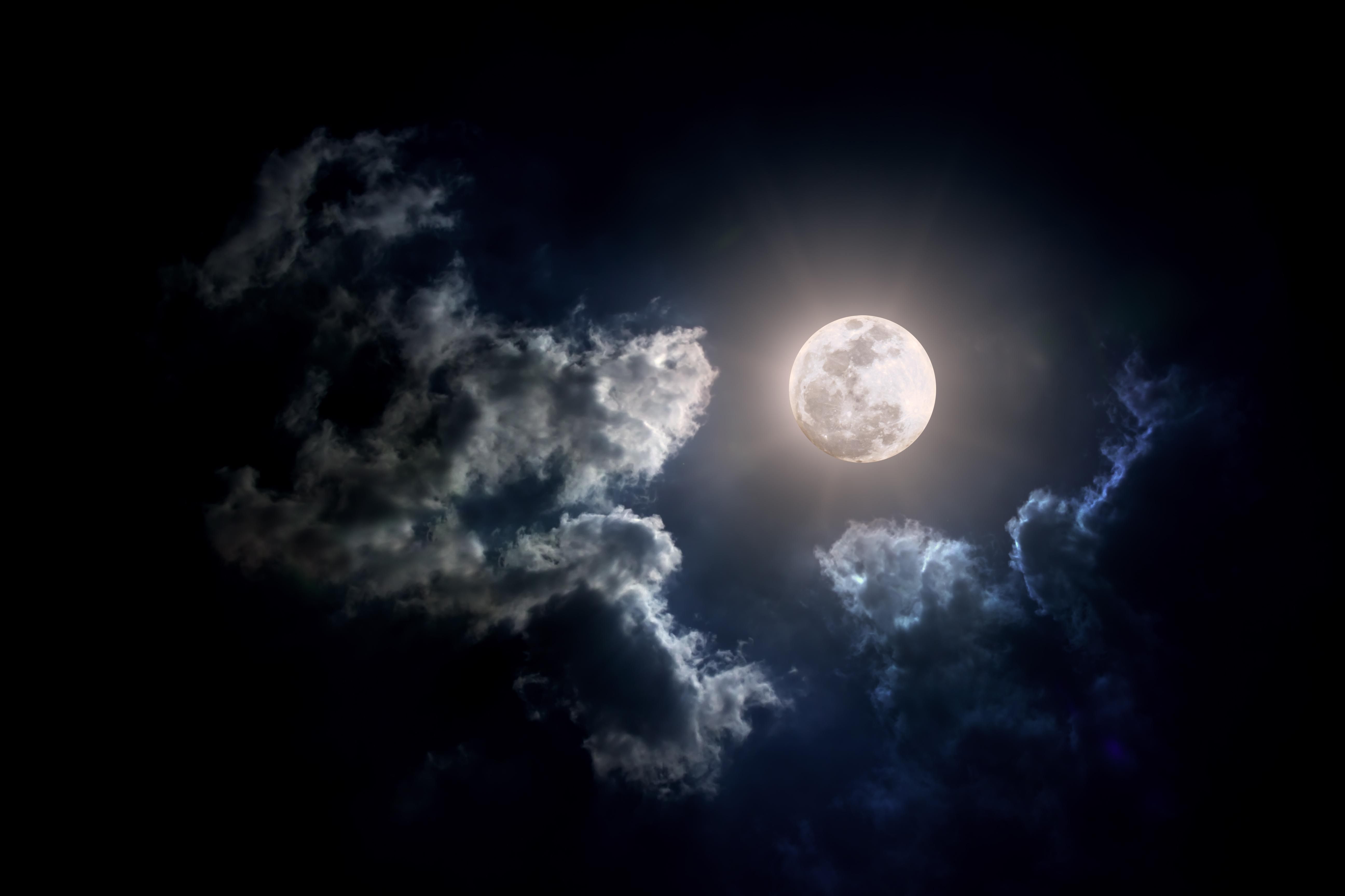 Луна в облаках. Луна на небе. Ночное небо с луной. Лунное небо. Полнолуние.